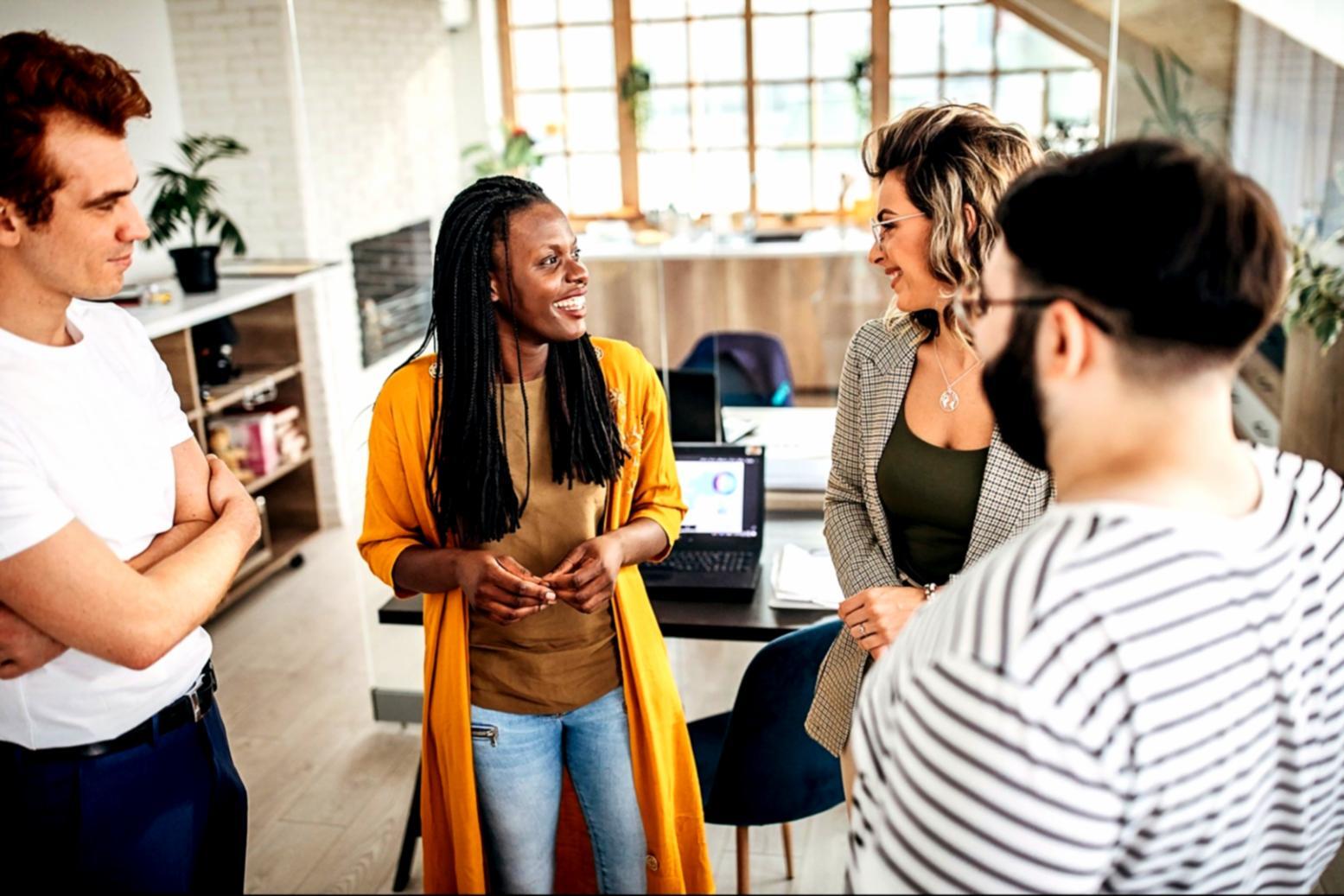 Participante trabajando en análisis de palabras clave